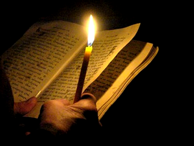 De ce se înconjoară biserica în Noaptea de Înviere