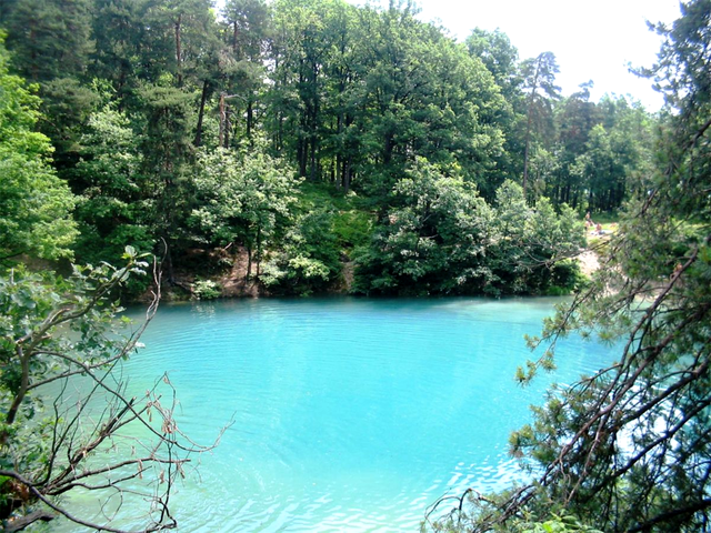 Lacul Albastru, singurul lac din lume care isi schimba culoarea in functie de anotimp