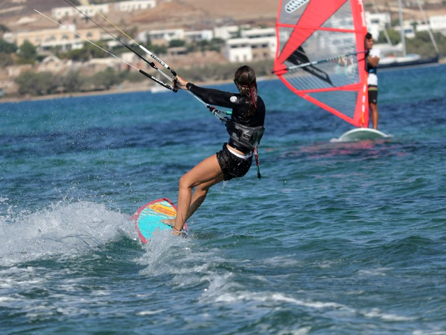 A început să practice kitesurfing deși are frică de apă