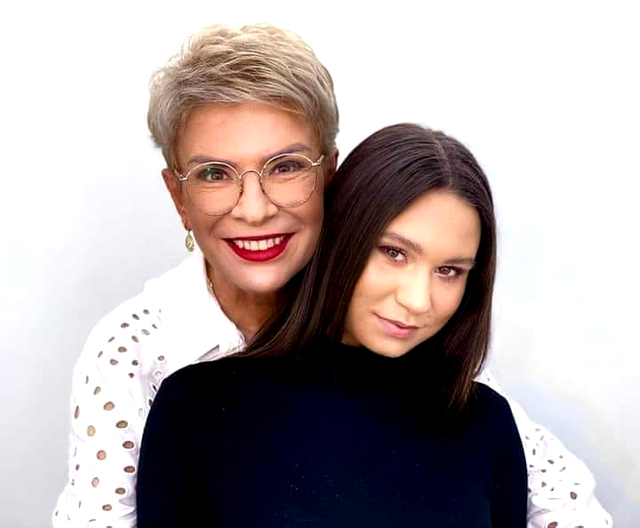 Teo Trandafir alături de fiica ei, Maia, o tânără educată, isteață și frumoasă