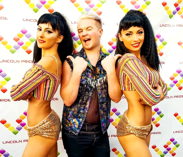 Surorile gemene Cheeky Girls revin în forţă după 20 de ani