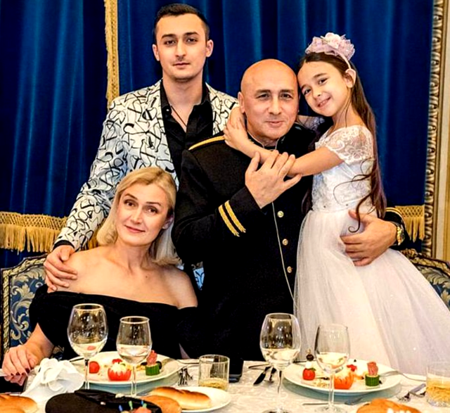 Marcel, cu soția cu fiica și fiul lor