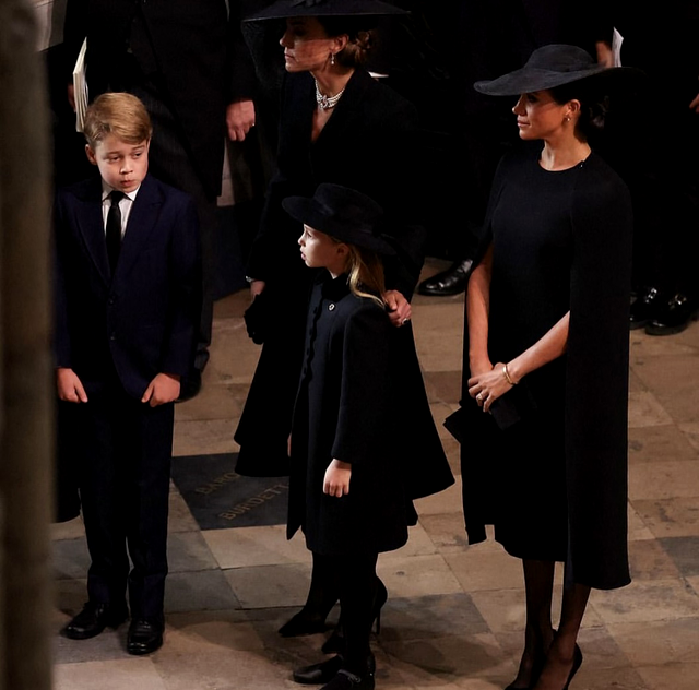 Ce ținută a purtat Meghan Markle la înmormântarea Reginei