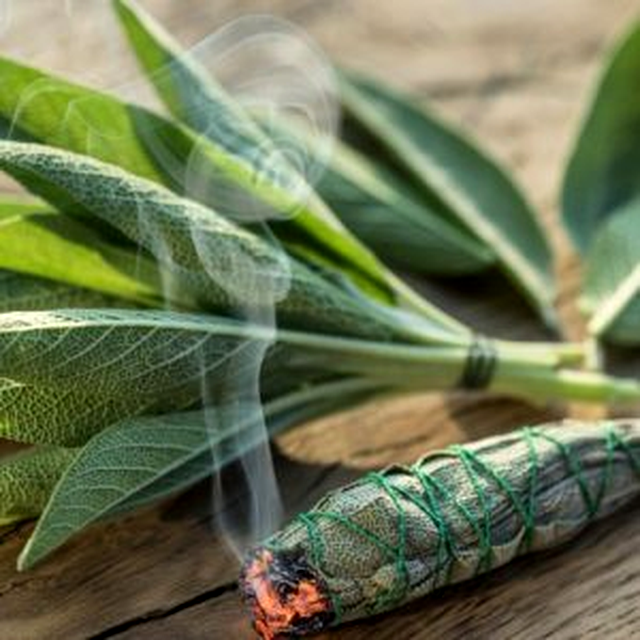 Το μέρος στο σπίτι για να κάψετε φασκόμηλο και θυμίαμα