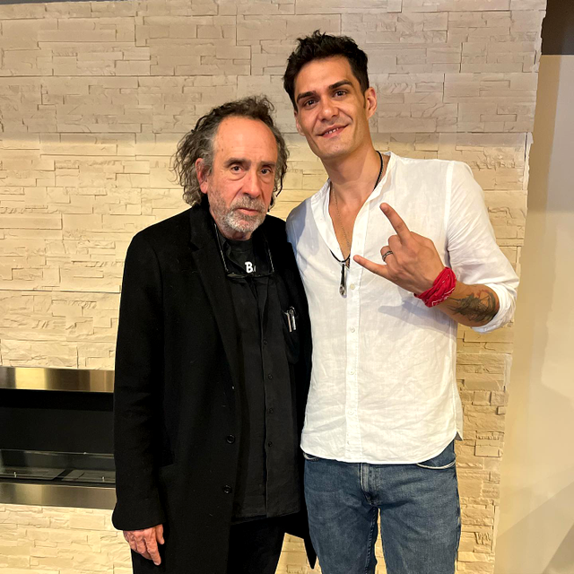 Alături de regizorul Tim Burton