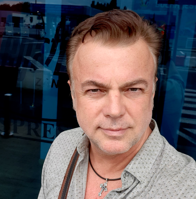 Cum reușește Adrian Enache să își acopere părul grizonat