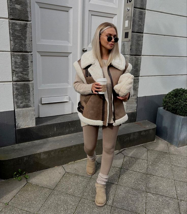 Vesta supradimensionată oferă confort și stil într-un look casual modern
