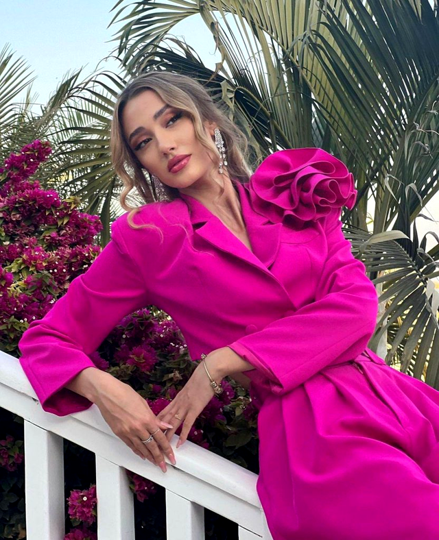 Alexandra Mecu_Top Model of the World 