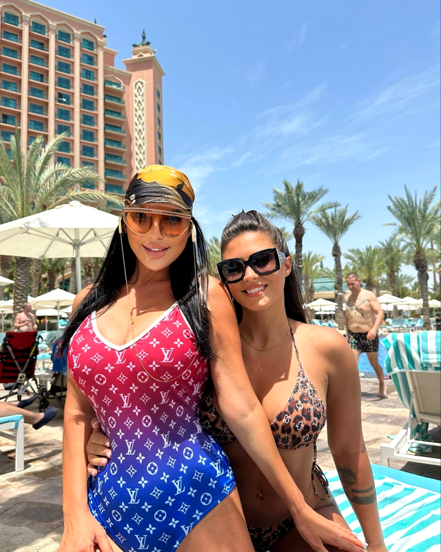 Cum au apărut Antonia și Andreea Tonciu pe plajă în Dubai. Imaginea cu ele în costum de baie a scăpat pe internet