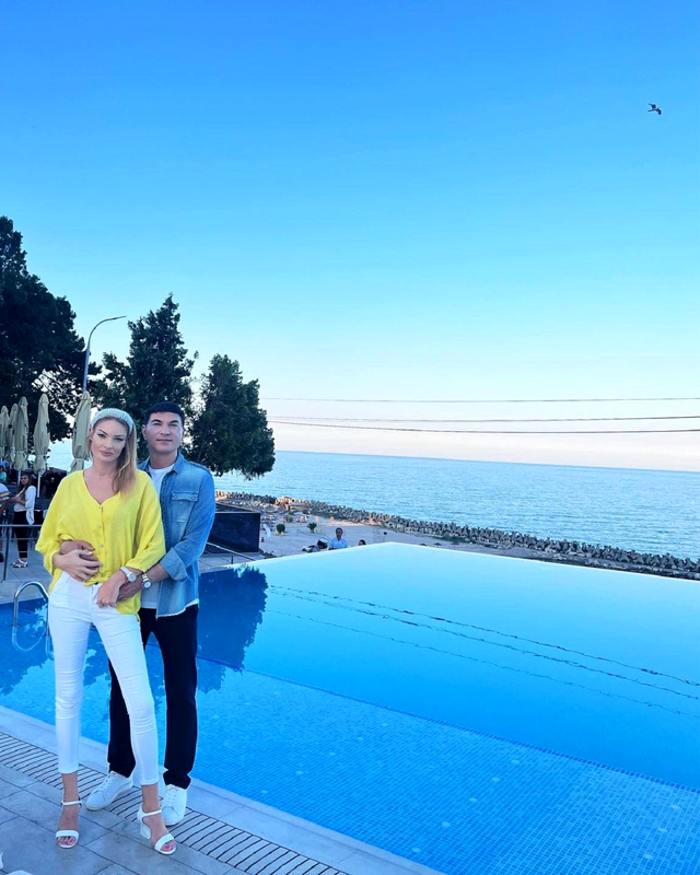 Cristi Borcea și Valentina Pelinel lângă piscina unică în România