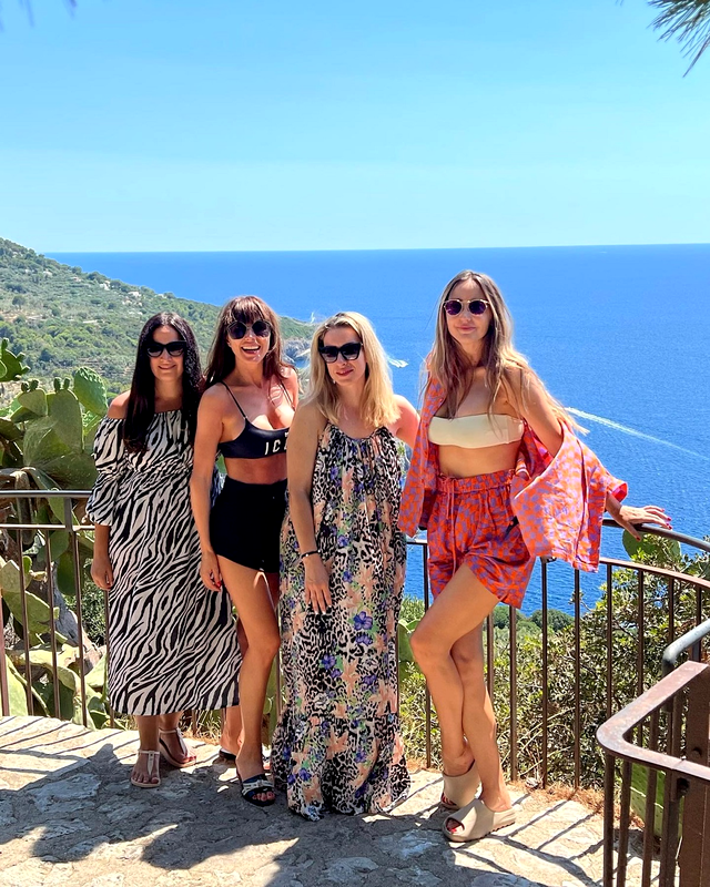 Ilinca Vandici , cu prietenele în vacanță