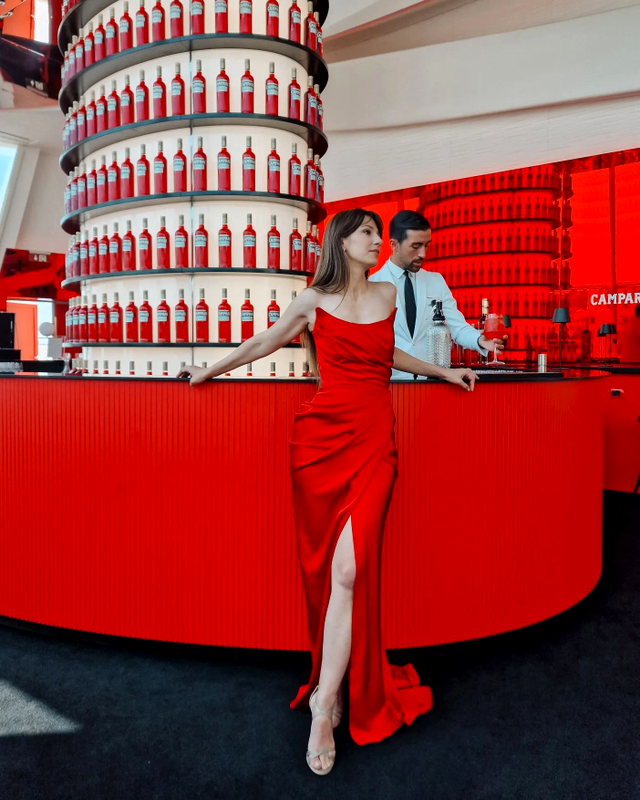 Dana Rogoz, ravisantă la Cannes. Cum și-a făcut apariția pe covorul roșu, a atras toate privirile FOTO