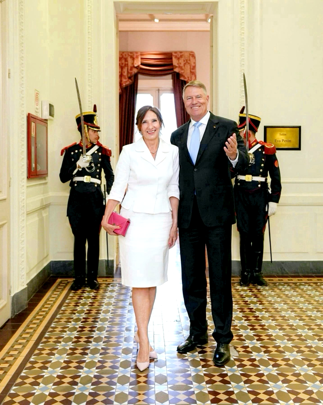 Ce ținută elegantă a purtat Carmen Iohannis la vizita oficială din Argentina. Imaginile fac furori