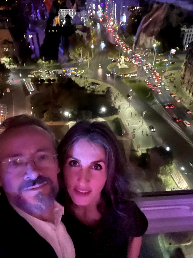 Mihai și frumoasa brunetă, de profesie medic chirurg