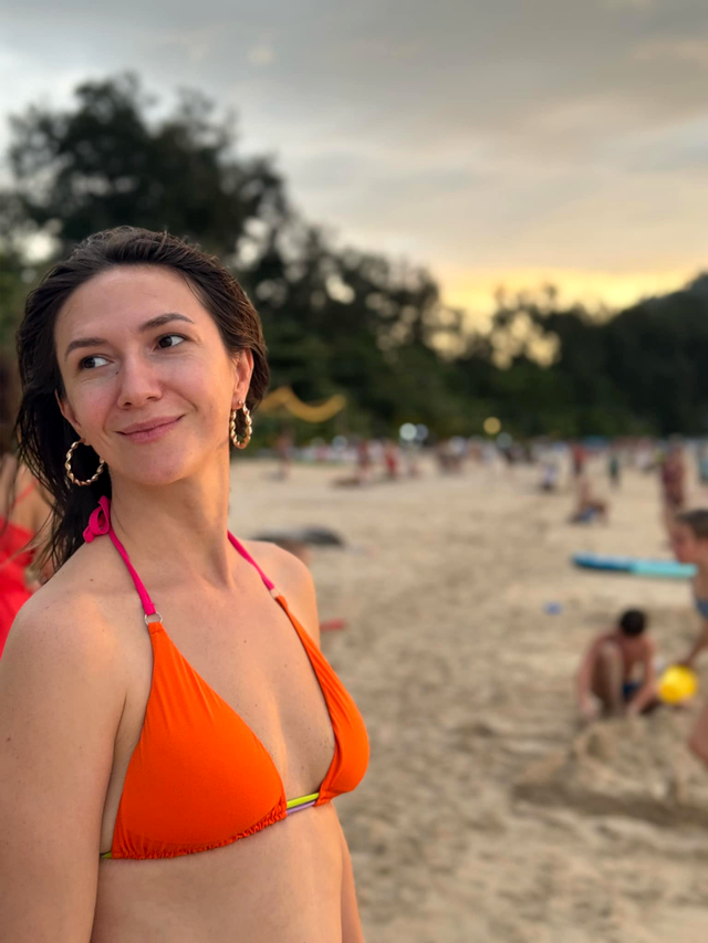 Adela Popescu, complet nemachiata si in costum de baie la 37 de ani 5
