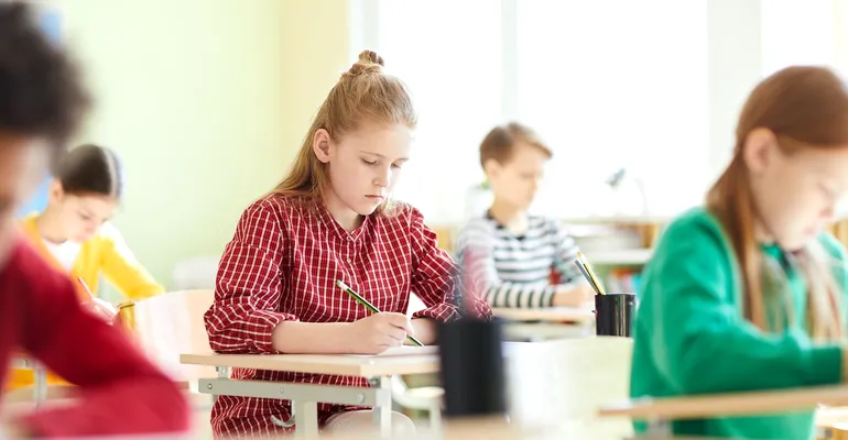 Scandal după Evaluarea Națională: Familia unui elev a dat Ministerul Educației în judecată și a depus plângere penală