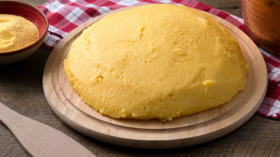 Când se pune de fapt sare în mămăligă. Secretul ca să iasă delicioasă