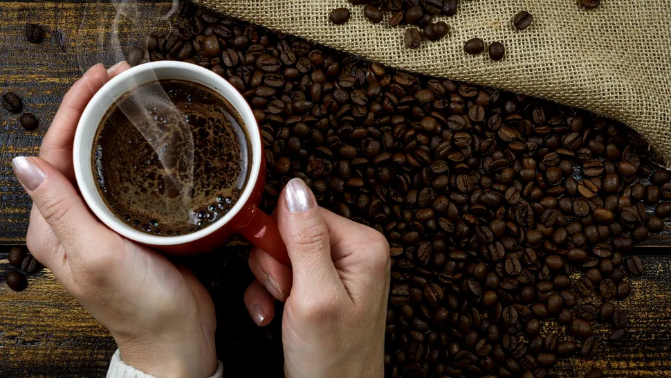 Cât de fierbinte ar trebui să fie cafeaua când o consumi. La ce temperatură e indicat să o bei, de fapt