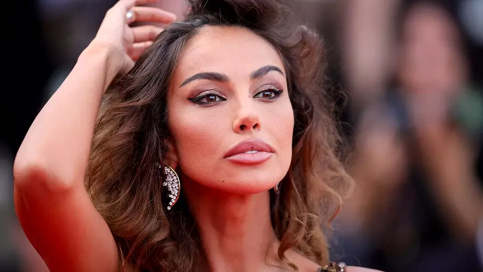 Mădălina Ghenea a apărut într-un pictorial incendiar. Costumul de baie i-a pus în evidență formele