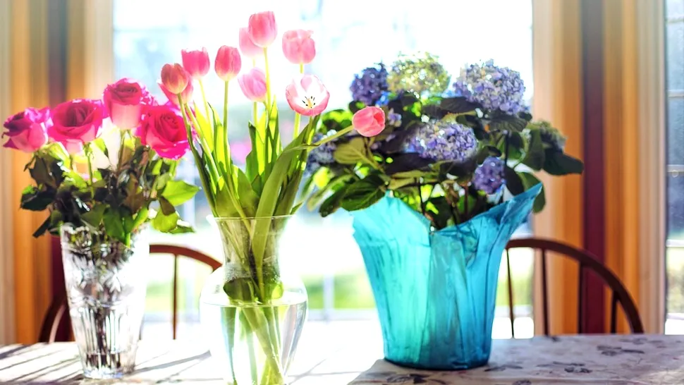 Un truc de pe TikTok te ajută să ții florile proaspete în vază timp de o lună