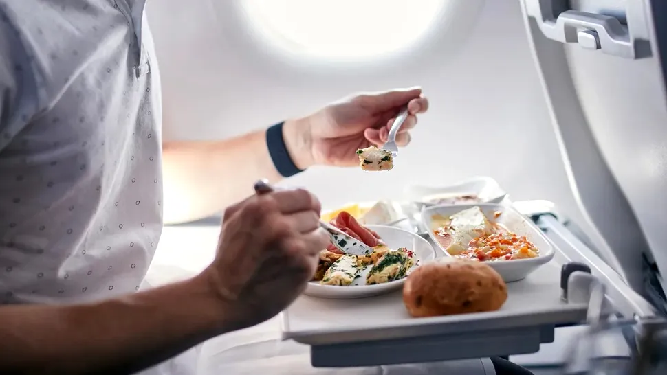 Evită aceste alimente înainte de un zbor cu avionul! Poți evita situații neplăcute