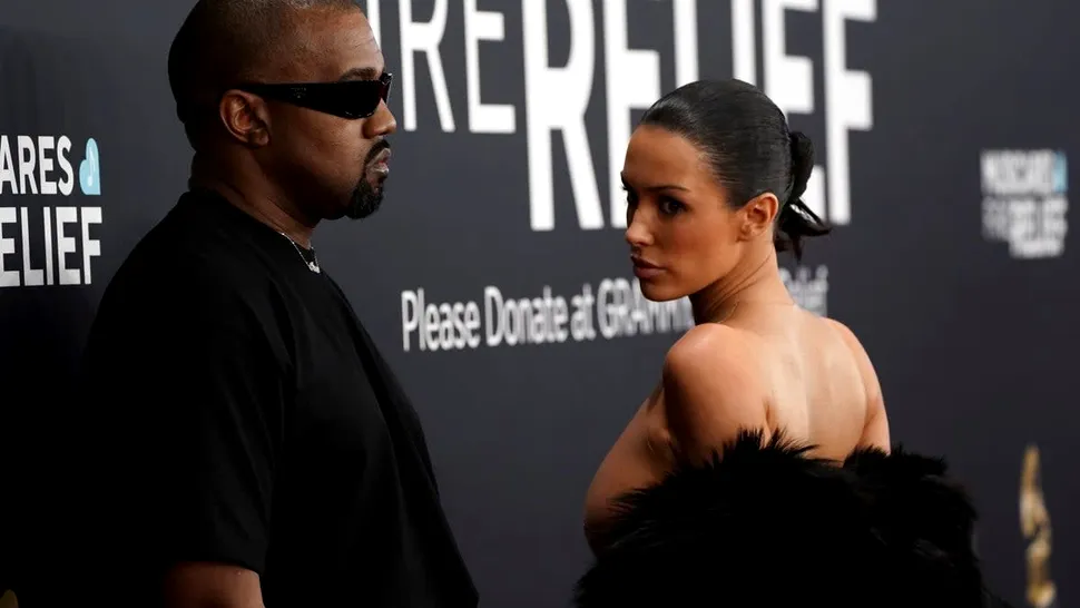 Ce ordine a primit Bianca Censori de la Kanye West, chiar pe covorul roșu, în timp ce renunța la haina de blană