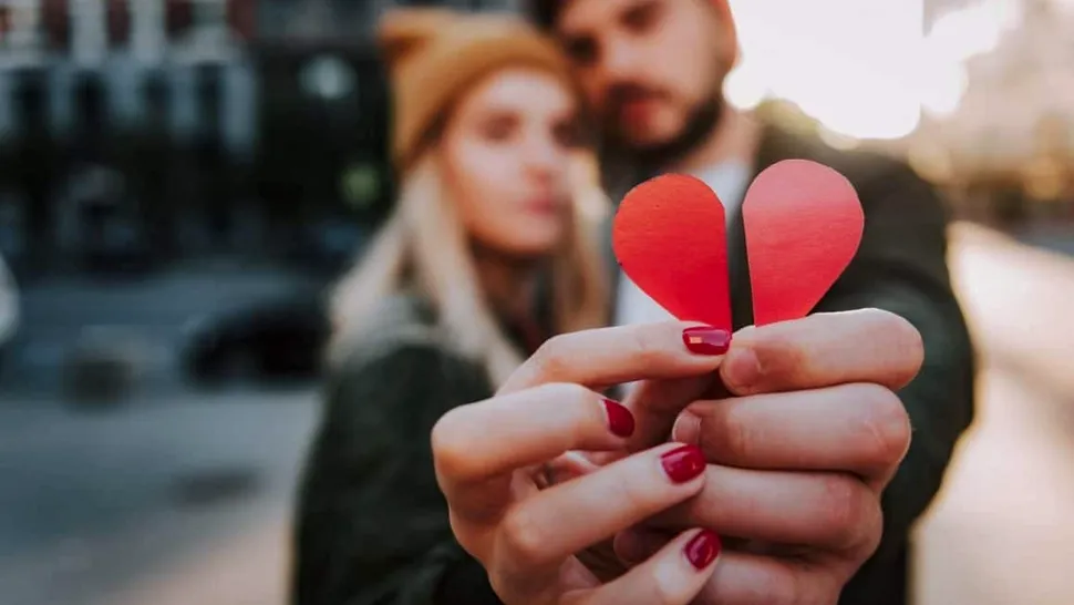 Ce să nu îi spui niciodată partenerului de Valentine’s Day. Greșeli care pot strica seara romantică