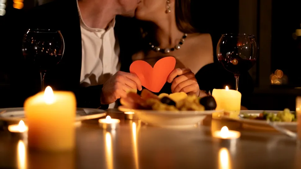 Conform Codului Bunelor Maniere, cine intră primul într-un restaurant, bărbatul sau femeia?