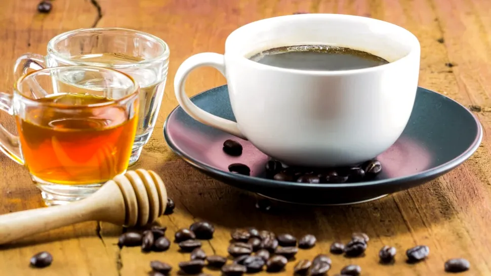 De ce este bine să ne punem miere în cafea, în loc de zahăr. Mituri și explicații de la specialiști