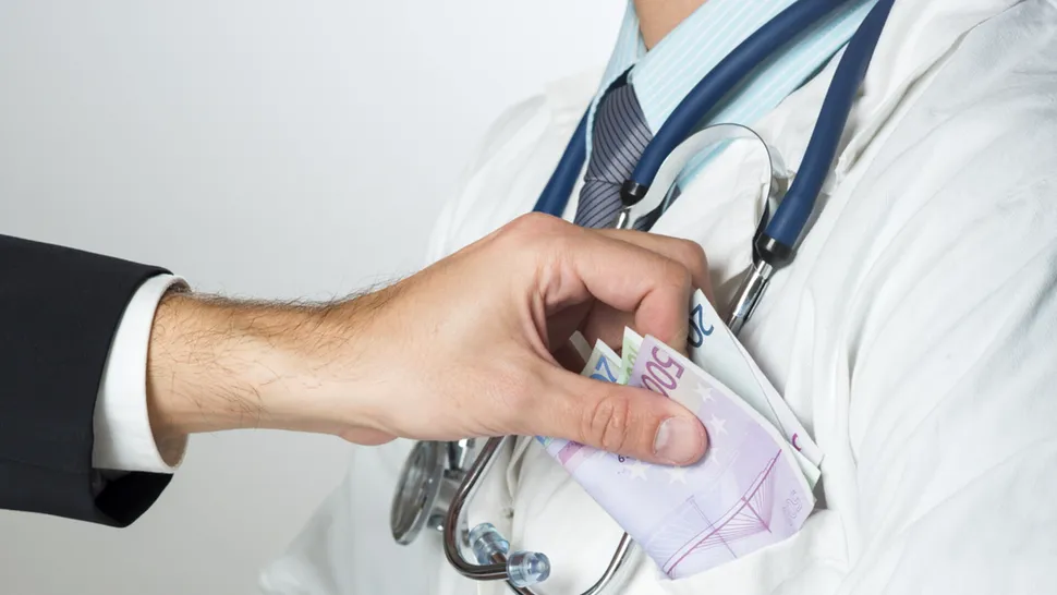 Sfârșitul „atențiilor” pentru doctori! Pacienții pot dona doar spitalelor, iar tranzacțiile vor fi transparente