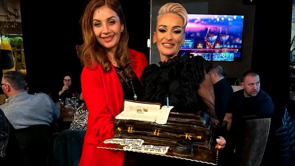 „Regina Întunericului” surprinde din nou. Ce mesaj a avut pe tortul de ziua ei