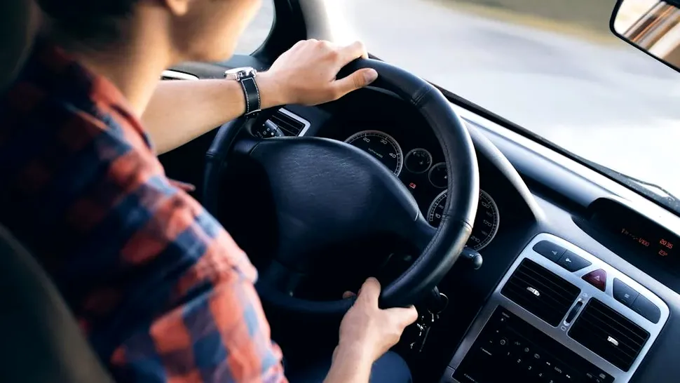 Obiceiul banal care te poate lăsa fără permis. Mulți șoferi nici nu știu că e sancționat