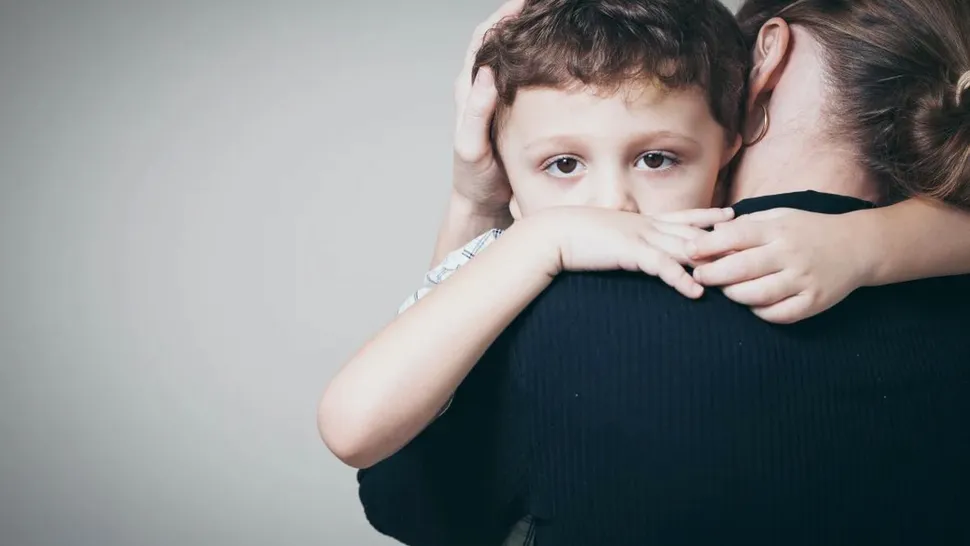 Când copiii devin părinți: ce este parentificare și cum le strică copilăria