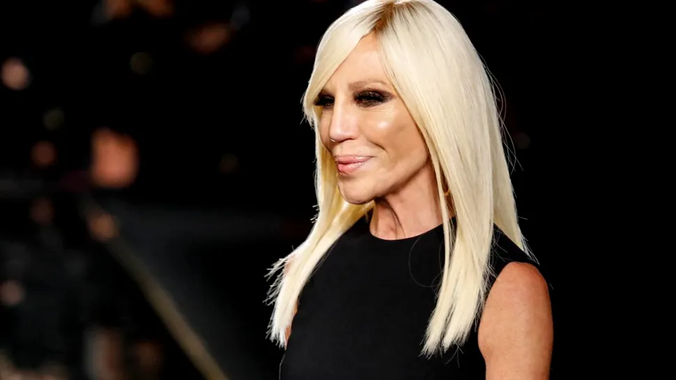 Donatella Versace, de nerecunoscut. Creatoarea de modă și-a surprins admiratorii cu un look vizibil întinerit în cea mai recentă postare online