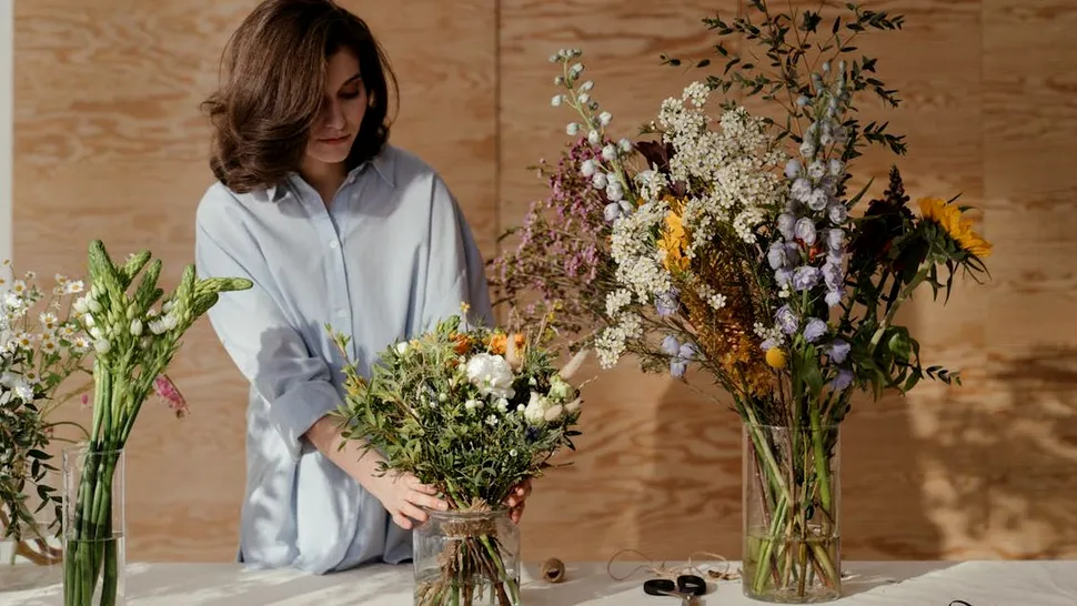 Trucuri pentru a prelungi viața florilor din vază. Ce trebuie să faci ca florile tăiate să nu se ofilească repede