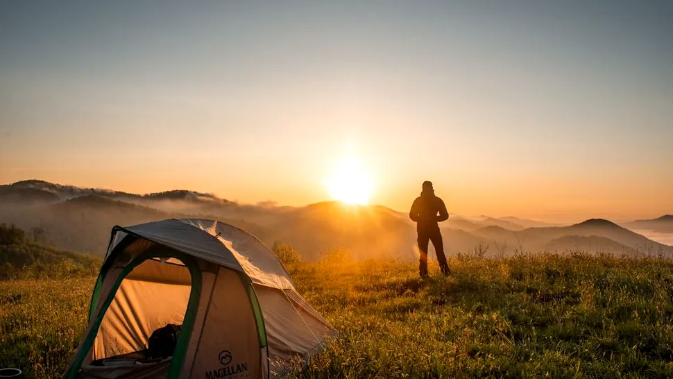 Cum te pregătești pentru o experiență de camping fără griji? Tot ce trebuie să știi pentru a te bucura de natură în siguranță