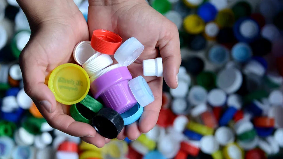 Nu mai arunca capacele din plastic ale sticlelor. Trei moduri nebănuite în care le poți utiliza în gospodărie