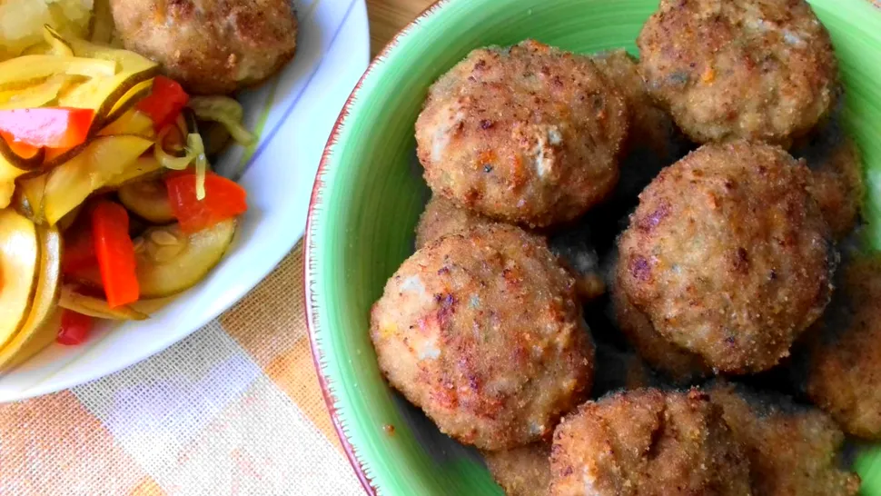 Cea mai delicioasă rețetă de chiftele. Ingredientul pe care trebuie să-l adaugi neapărat pentru a ieși moi și pufoase