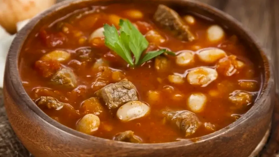 Ingredientul pe care gospodinele desăvârșite îl adaugă în iahnia de fasole. Așa vei obține un adevărat deliciu
