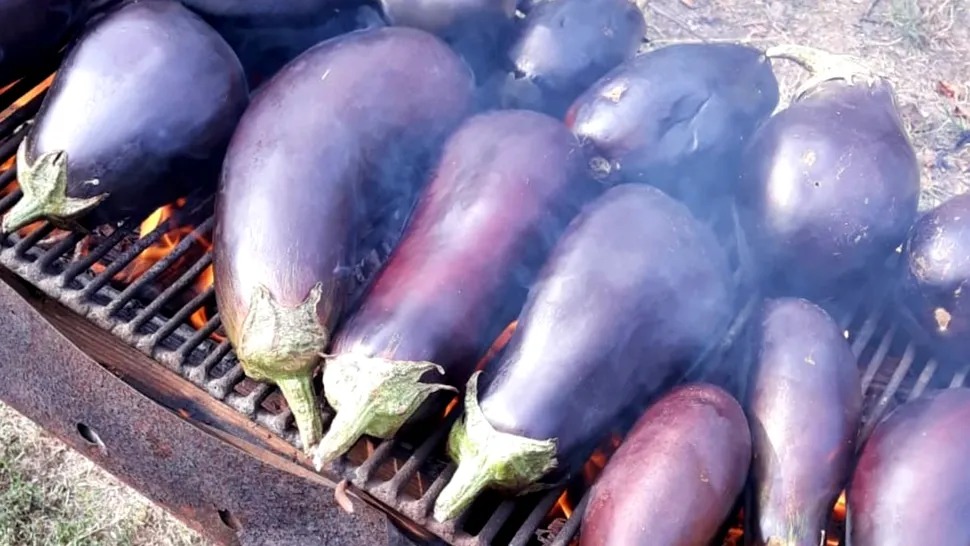 Ce poți să pui în salata de vinete în loc de maioneză. Ingredientul special care o face delicioasă