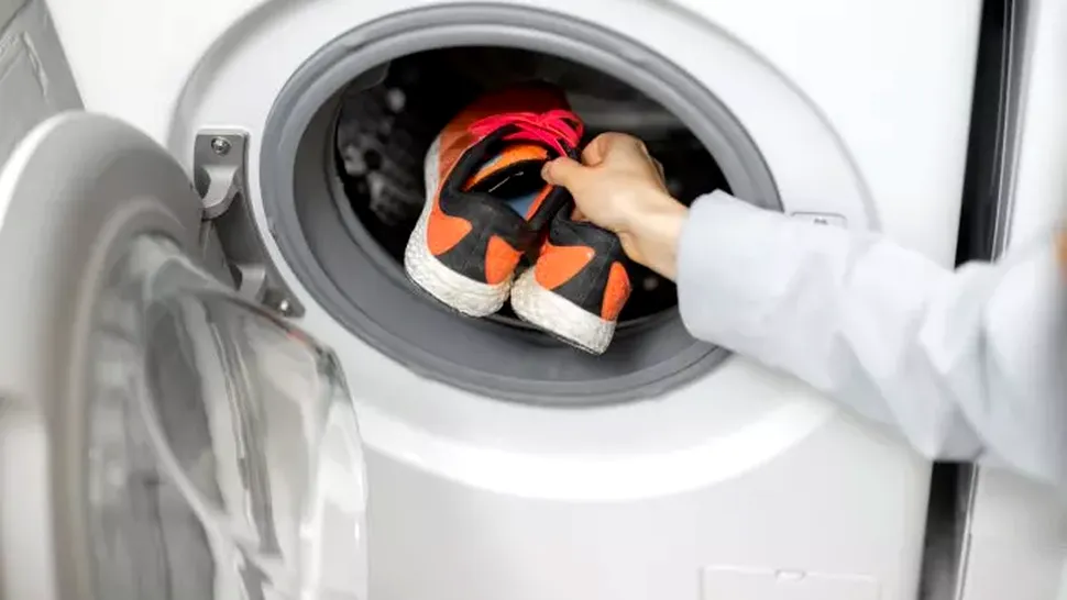 La ce temperatură se spală, de fapt, adidașii fără a-i deteriora. Greșeala pe care mulți o fac