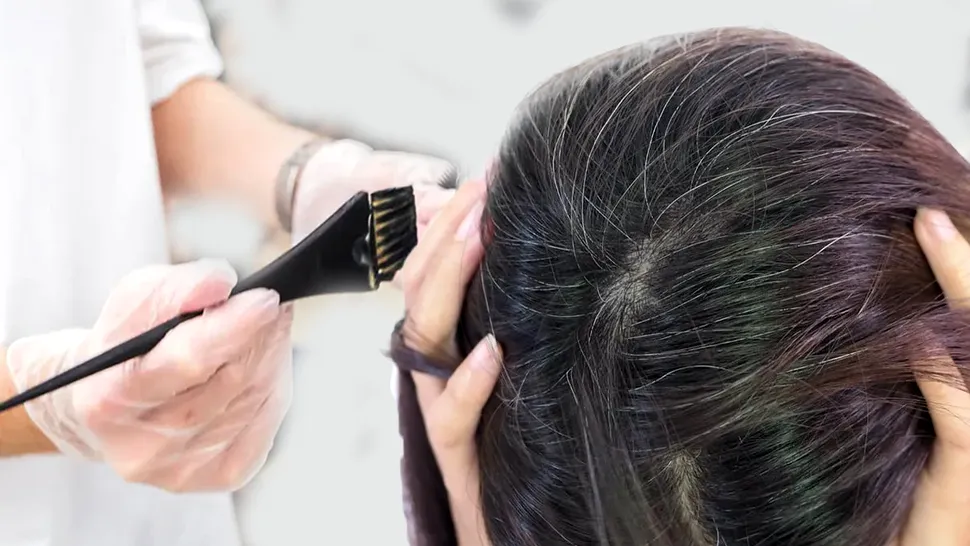 Cel mai bun mod de a ascunde firele albe fără a deteriora părul. Este tehnica ideală a hair styliștilor, vei atrage toate privirile cu acest look