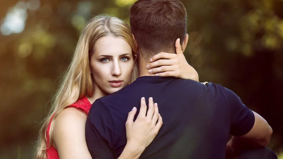 Cum poți seduce un bărbat. 10 paşi ca să îl faci să se îndrăgostească nebunește de tine