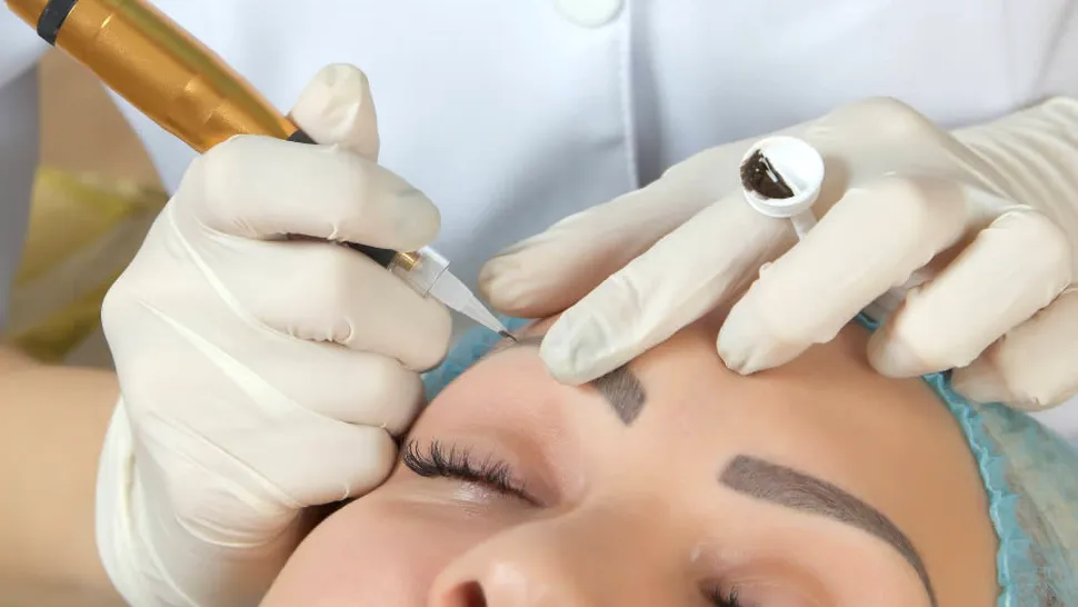Diferența între micropigmentare și microblading. Tot ce trebuie să știi despre aceste proceduri de stilizare a sprâncenelor