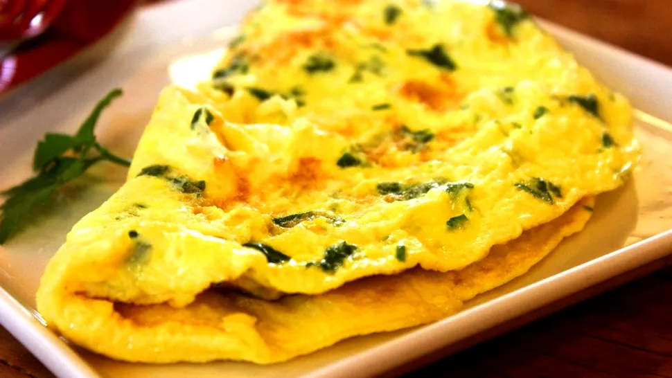Câte calorii are o omletă din două ouă. Numărul diferă în funcție de ingredientele alese. Detaliul la care e bine să fii atent