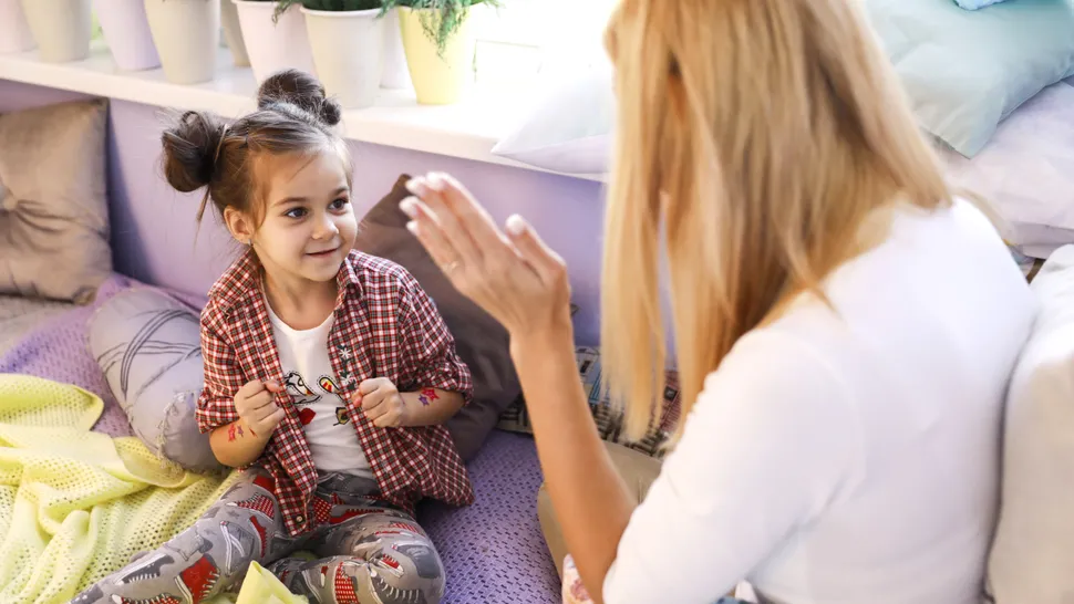 Mi-am abandonat fiica la naștere. Pe când avea doar trei ani, m-am împrietenit cu mama ei adoptivă. Acum o vreau înapoi