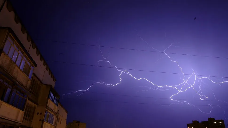 Ce nu e bine să faci niciodată în casă atunci când e furtună și fulgeră. Mesajul clar al specialiștilor