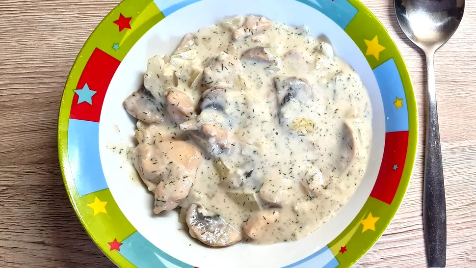 Ciulama de pui cu ciuperci și smântână. Ingredientul care îi dă un un gust special