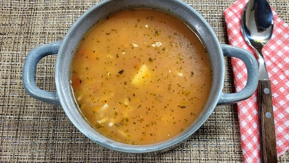 Ciorbă de pui cu legume. Cea mai simplă rețetă, oricine poate să o gătească