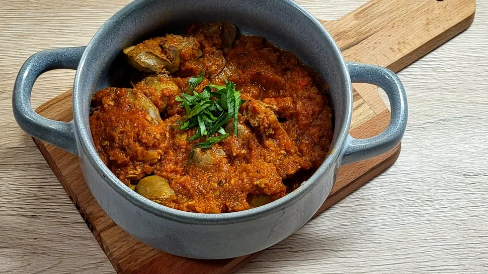 Ficăței de pui cu sos de ceapă și  roșii. Ingredientul care le dă un gust aparte